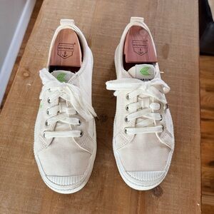 Cariuma OCA Low Canvas Sneakers